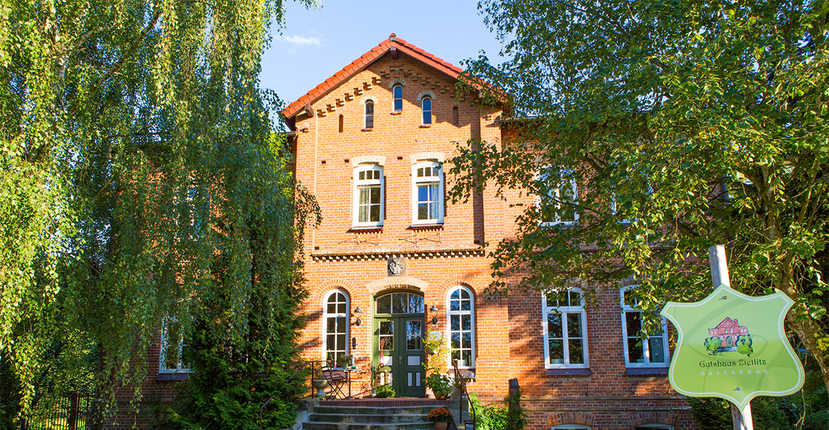 Gutshaus Zietlitz bei Krakow am See an der Mecklenburgischen Seenplatte (Mecklenburg Vorpommern)